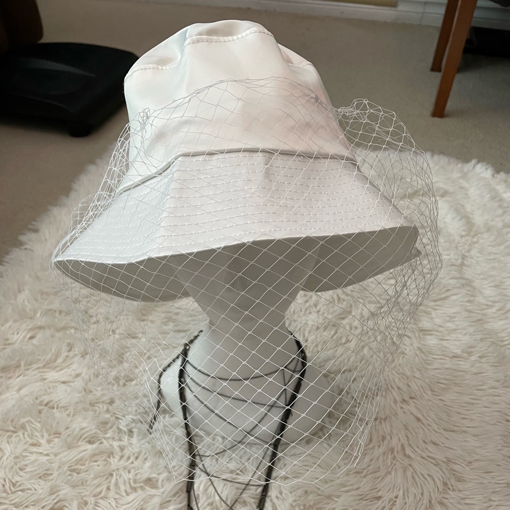 Very cute white hat - Picture 2 of 11